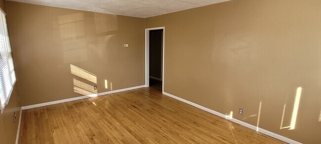 Living - 442 Hazel Ct