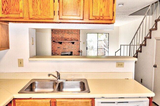 Foto del edificio - 10500 Lake June Rd