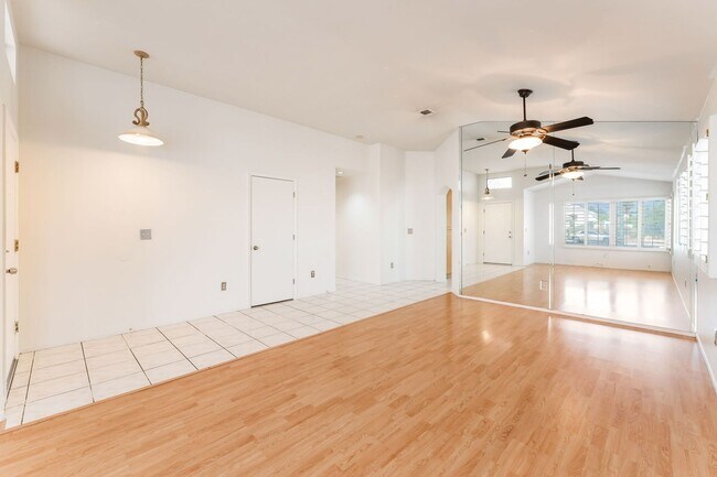 Building Photo - Stunning 3 Bedroom home!