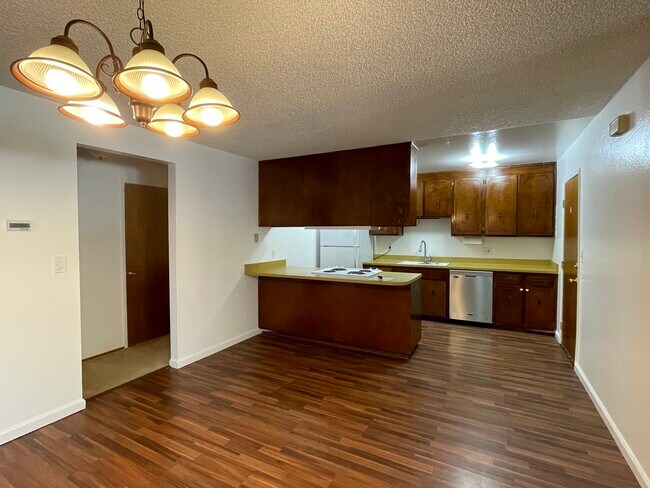 Comedor / Cocina - 4828 Cowell Blvd