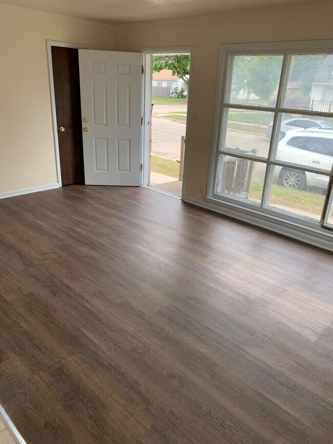 Building Photo - 3BR SINGLE FAMILY HOME WITH FULL BASEMENT,...