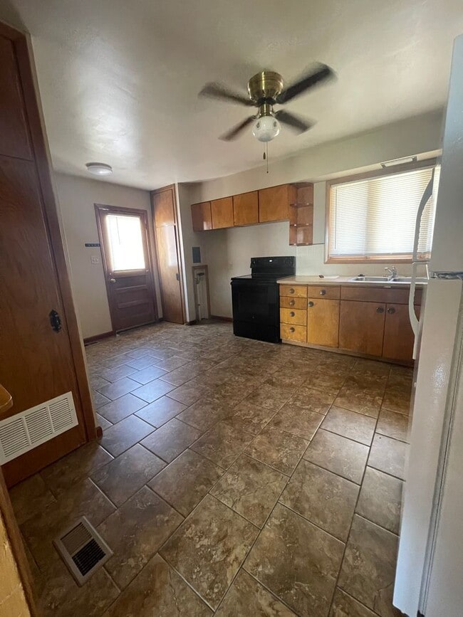 Building Photo - 3 Bedroom, 1 Bathroom Home