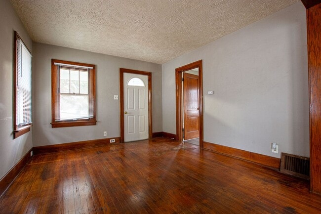 Building Photo - 2 Bedroom / 1 Bath Home located near Askar...