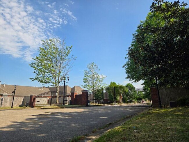 Building Photo - Beautiful Two Bedroom Two Bathroom in Oliv...