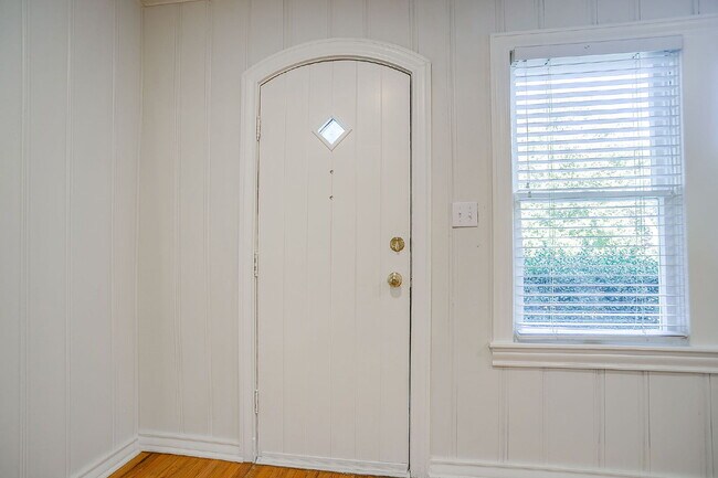 Foto del edificio - Adorable 1-Bedroom Duplex located near dow...