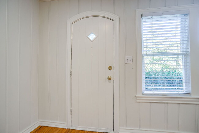Building Photo - Adorable 1-Bedroom Duplex located near dow...