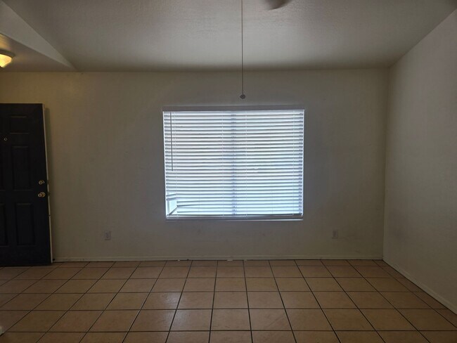 Foto del edificio - Coming Soon! A cozy 3 bed, 2 bath, located in El Mirage (Available 05/15/26)