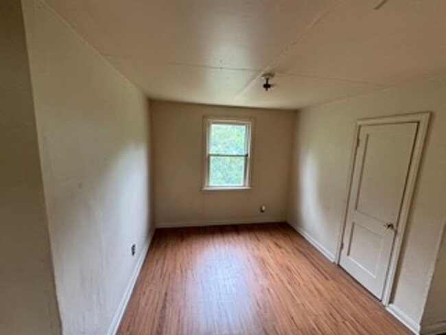 Building Photo - Cozy 3-Bedroom With Basement and Yard