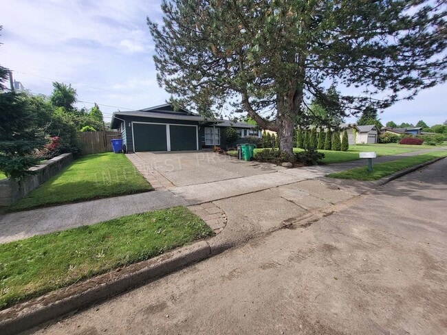 Building Photo - 3 Bd 1.5 ba Ranch Style Home in NE PDX With Washer/Dryer Hook-ups, Fenced Backyard & 2 Car Garage!