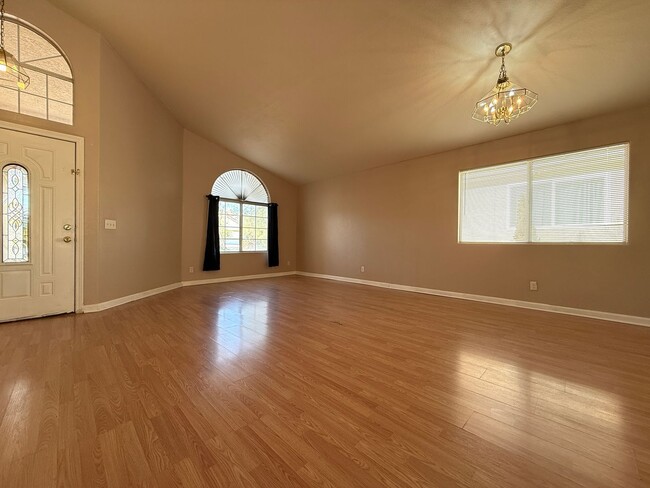 Building Photo - 3 Bedroom Single Story in Spring Valley