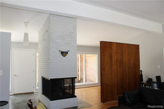 Foto del edificio - 5600 Crabtree Rd