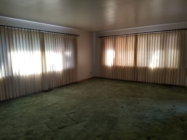 Foto del edificio - N. 40th Ave Large 3 bedroom 3 bathroom dou...