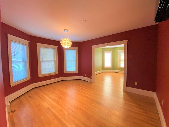 Building Photo - 49 Russell Rd