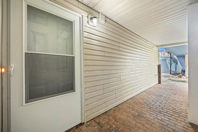 Foto del edificio - Convenient 1 Bedroom, 1 Bath first-floor condo located in Pawtuckett on the Green near the airpor...