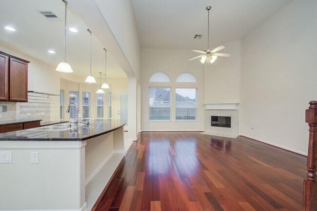 Building Photo - Beautiful 4 bed/ 3 bath home near lake and...
