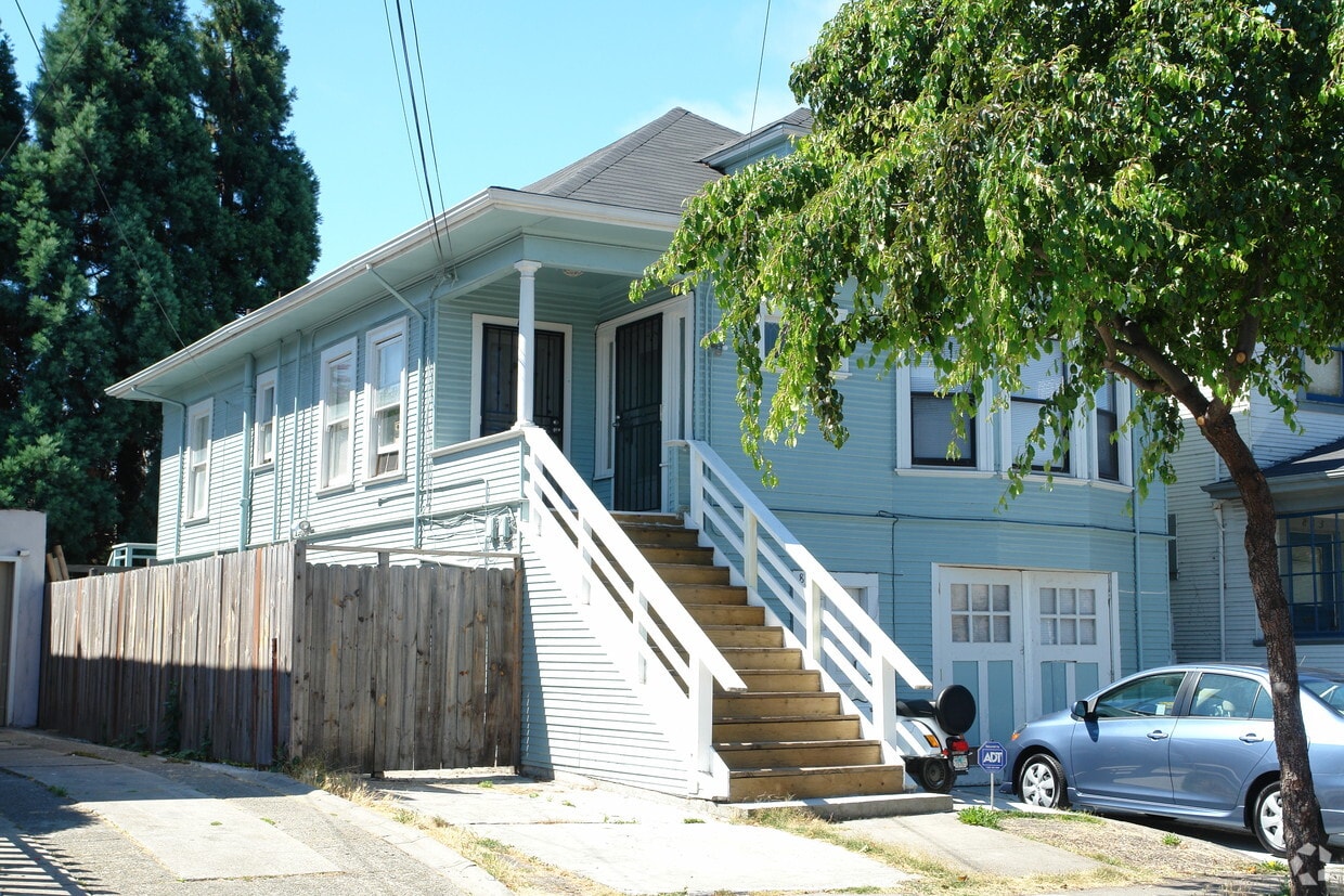 Primary Photo - 825 57th St