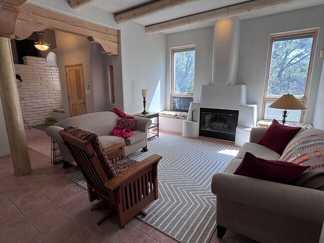 Foto del edificio - 3 Bedroom, 2.5 Bathroom Home in Tijeras, NM