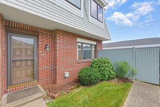 Building Photo - 52 Rosewood Dr