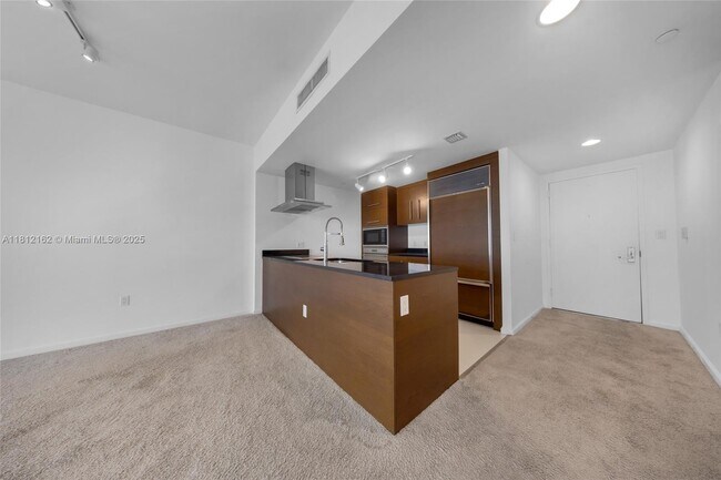 Building Photo - 495 Brickell Ave