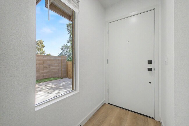 Foto del edificio - Remodeled 3BR End Unit Townhome in South Tempe | Private Yard + Covered Parking