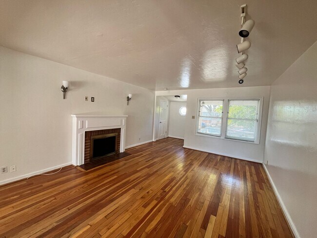Building Photo - 2 Bed 1 Bath House Available Now in Santa ...