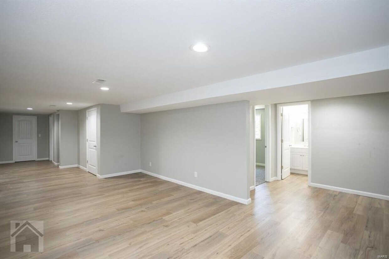 Building Photo - Wonderful 5 bedroom 3 bath house ready NOW!