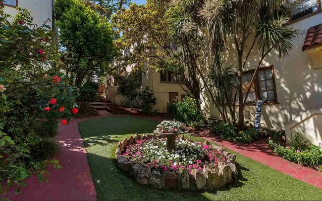 Building Photo - Beautiful Spanish townhouse with parking and in unit laundry!