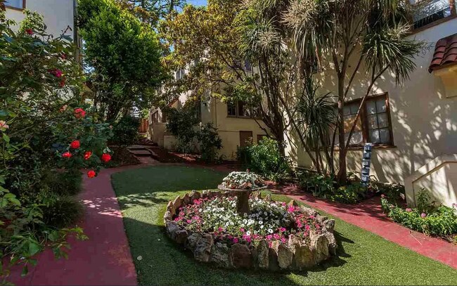 Foto del edificio - Beautiful Spanish townhouse with parking and in unit laundry!