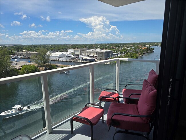 Foto del edificio - 1401 N Riverside Dr