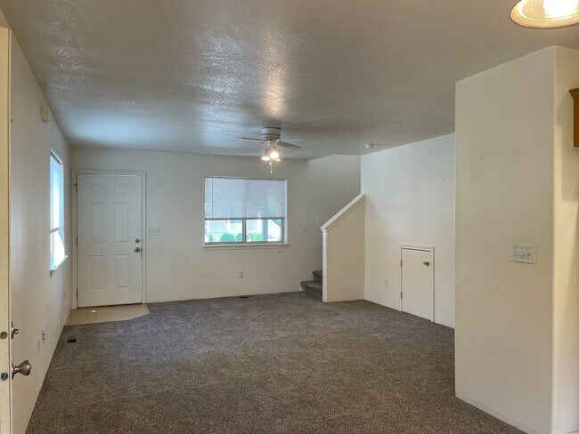 Foto del edificio - Two Bedroom 3 Bath Duplex-Townhouse in Southwest Medford