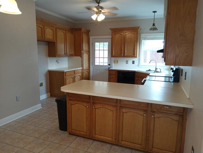 Kitchen - 18404 White Oak Dr