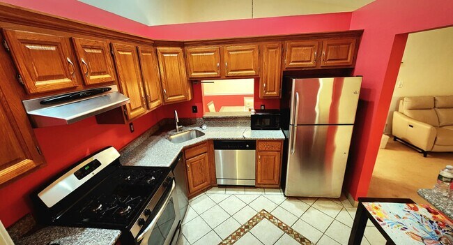 Building Photo - 2102 Doolittle Dr