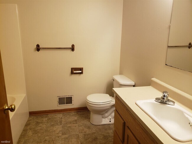Building Photo - 3 br, 1.5 bath Duplex - 166 Lamoreaux Dr N...