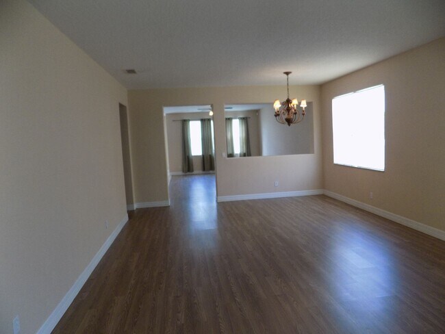 Foto del edificio - BEAUTIFUL 3 BEDROOM, 2 BATH, 3 CAR GARAGE ...