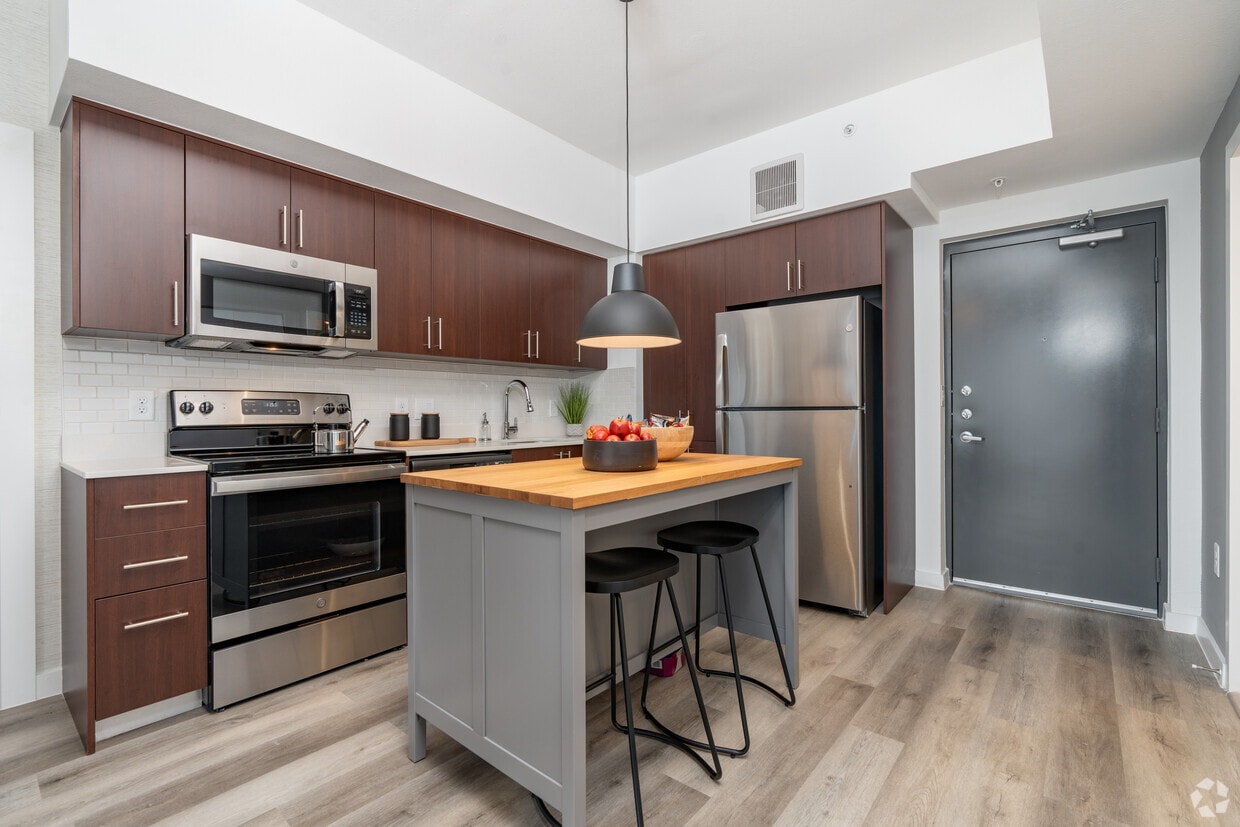 2BR, 2BA - 851SF- Kitchen - Resia Rayzor Ranch Apartments