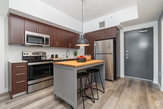 2BR, 2BA - 851SF- Kitchen - Resia Rayzor Ranch