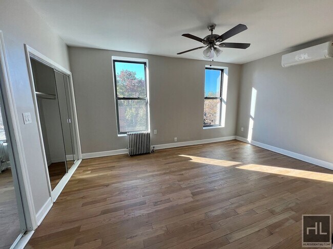 Building Photo - Sunny Lofted 4BR 1BA in Massive Renovated ...