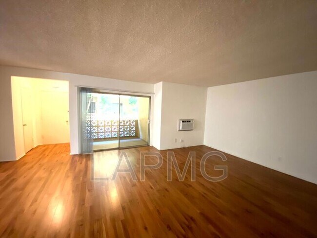 Foto del edificio - 5452 Lindley Ave