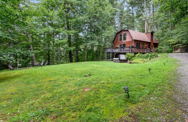 Foto del edificio - Private, Mountain Cottage in Weaverville, 3 Bed, 2 bathroom, 12 Month Lease