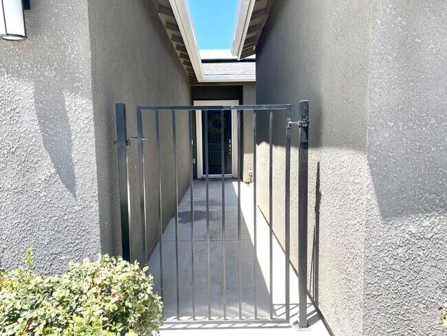 Building Photo - 2282 W Mallard Way