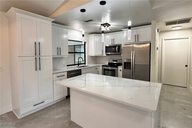 Foto del edificio - 528 SE 32nd Terrace