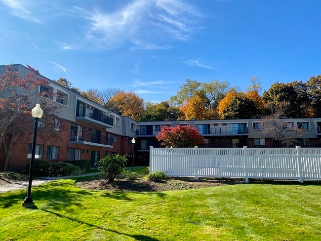 Building Photo - 573 Broad St