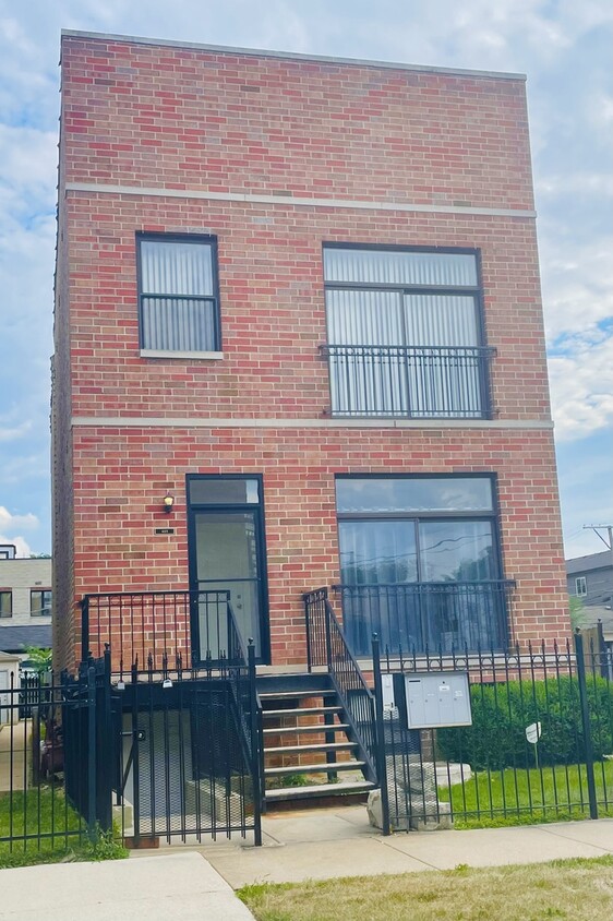Primary Photo - 469 E Bowen Ave