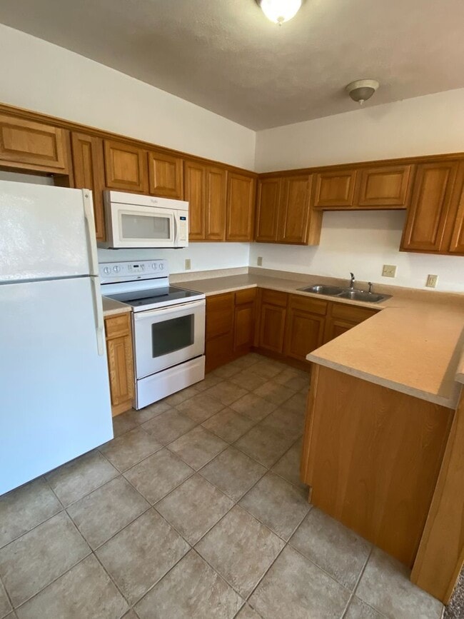 Building Photo - Beautiful 3 Bedroom, 2.5 Bathroom Condo