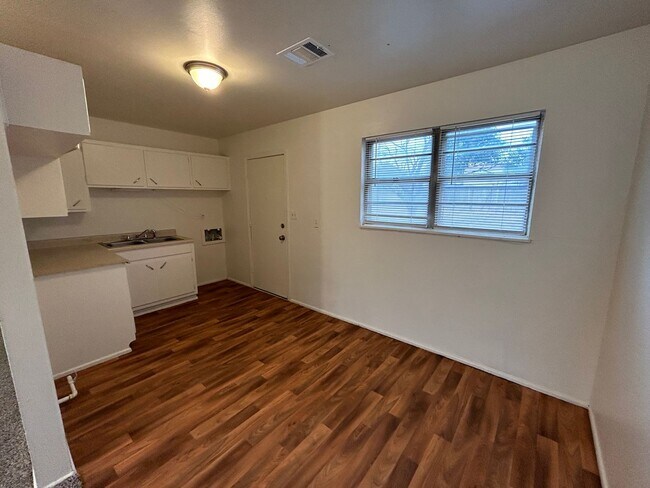 Building Photo - Charming 3 bedroom home available now!