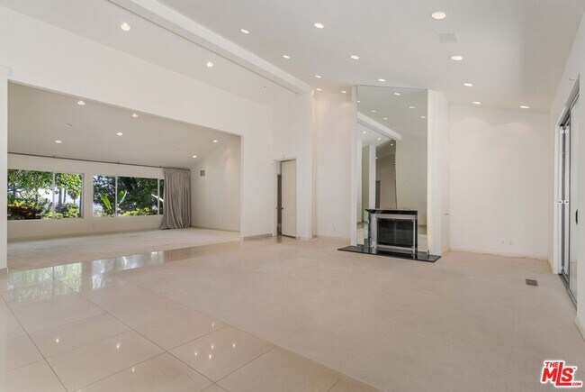 Foto del edificio - 811 N Hillcrest Rd