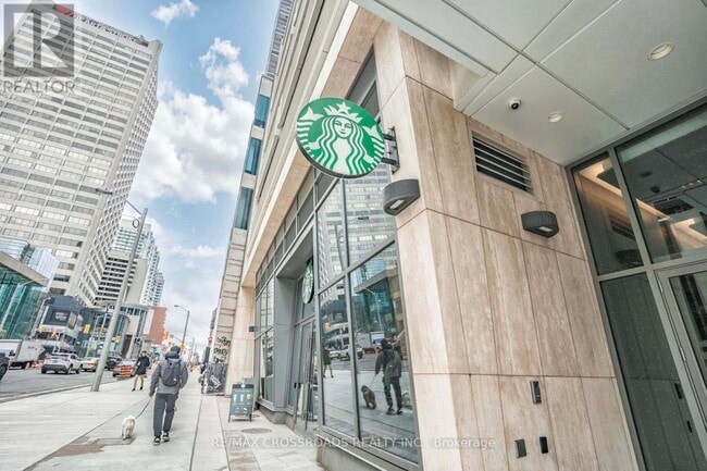 Building Photo - 2221-2221 Yonge St