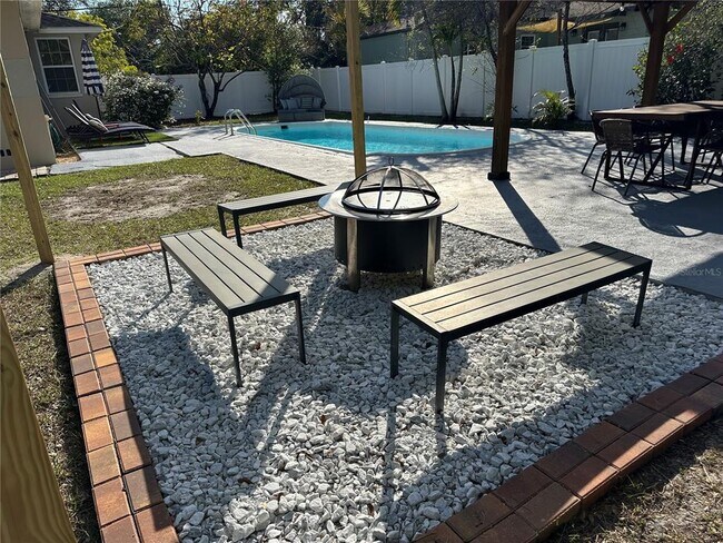 Foto del edificio - 1108 E Chelsea St