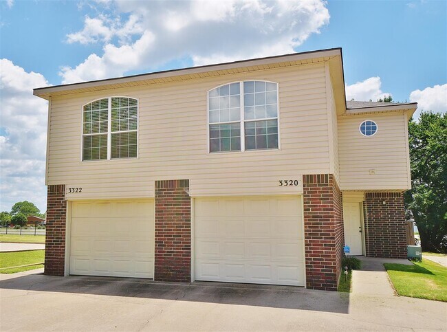 Foto del edificio - 3320-3322 Ridgecrest Cir