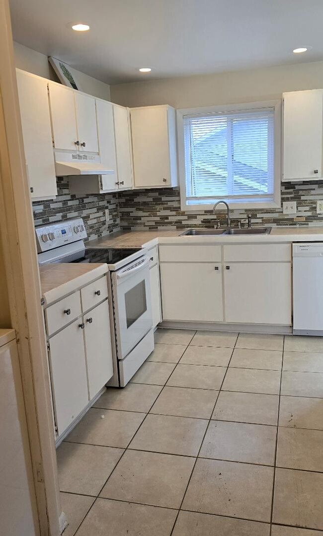 Building Photo - 1953 Conlon Ave SE